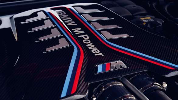  8-цилиндровый бензиновый двигатель BMW М TwinPower Turbo. 